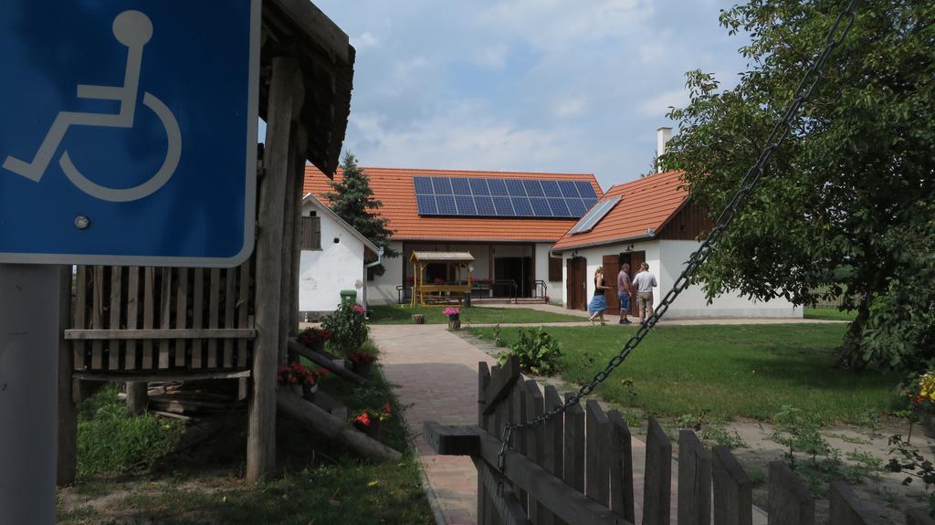 Hotel Eszter-Haz Vendeghaz Kerekegyháza Exterior foto