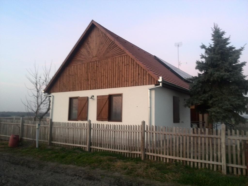 Hotel Eszter-Haz Vendeghaz Kerekegyháza Exterior foto