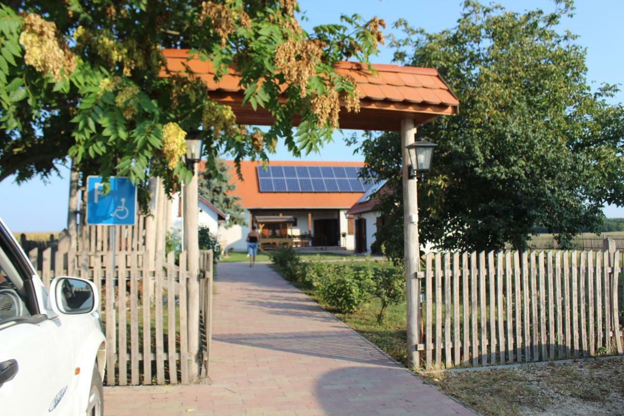 Hotel Eszter-Haz Vendeghaz Kerekegyháza Exterior foto